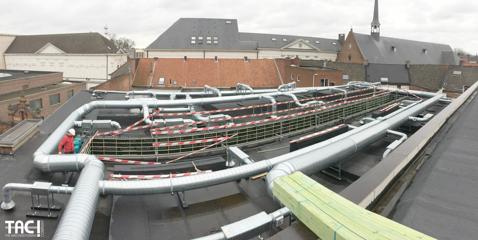 Ventilatiekanalen met geluidsdemping op het dak van de muziekacademie van Sint-Niklaas
